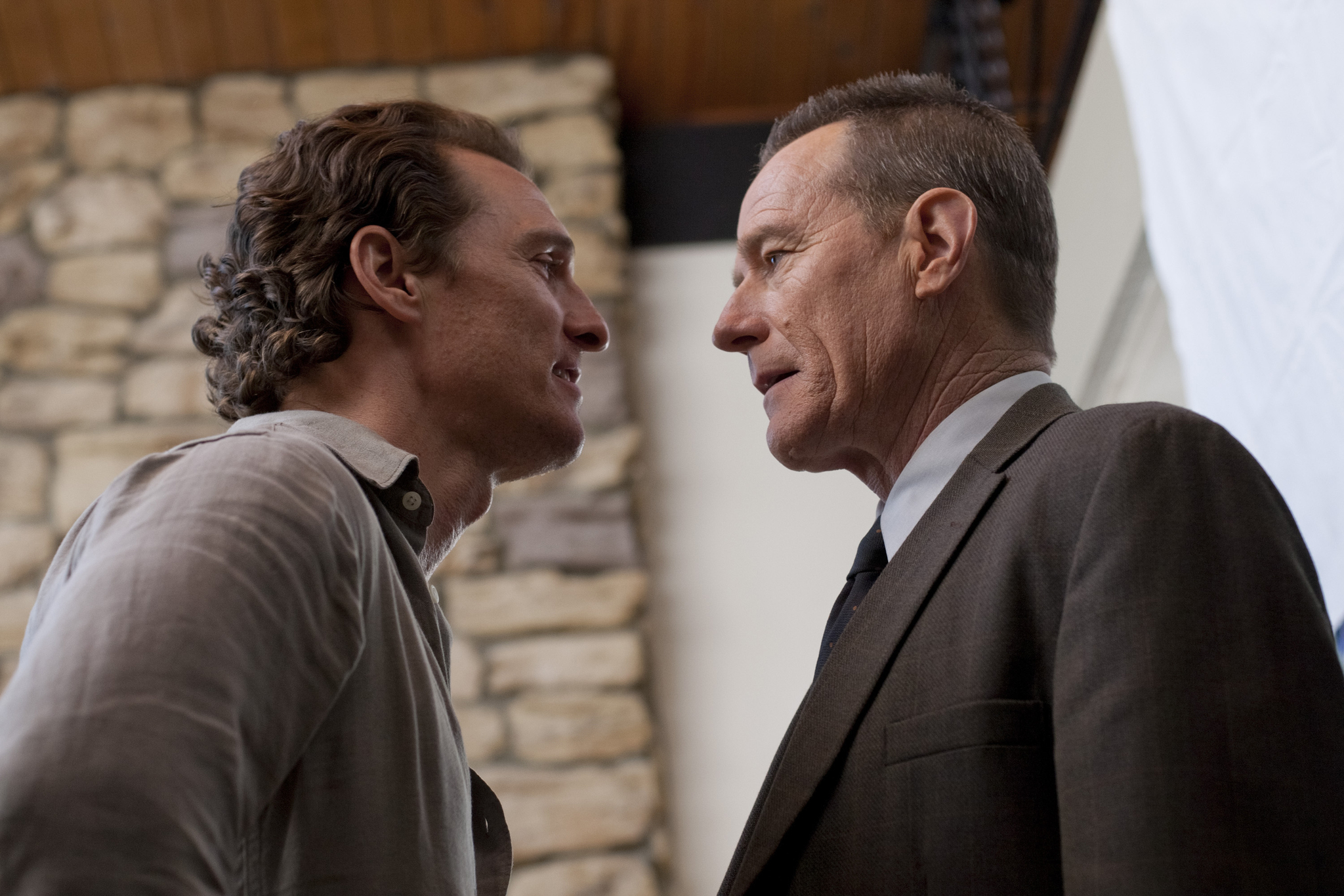 Still of Matthew McConaughey and Bryan Cranston in Advokatas is Linkolno (2011)