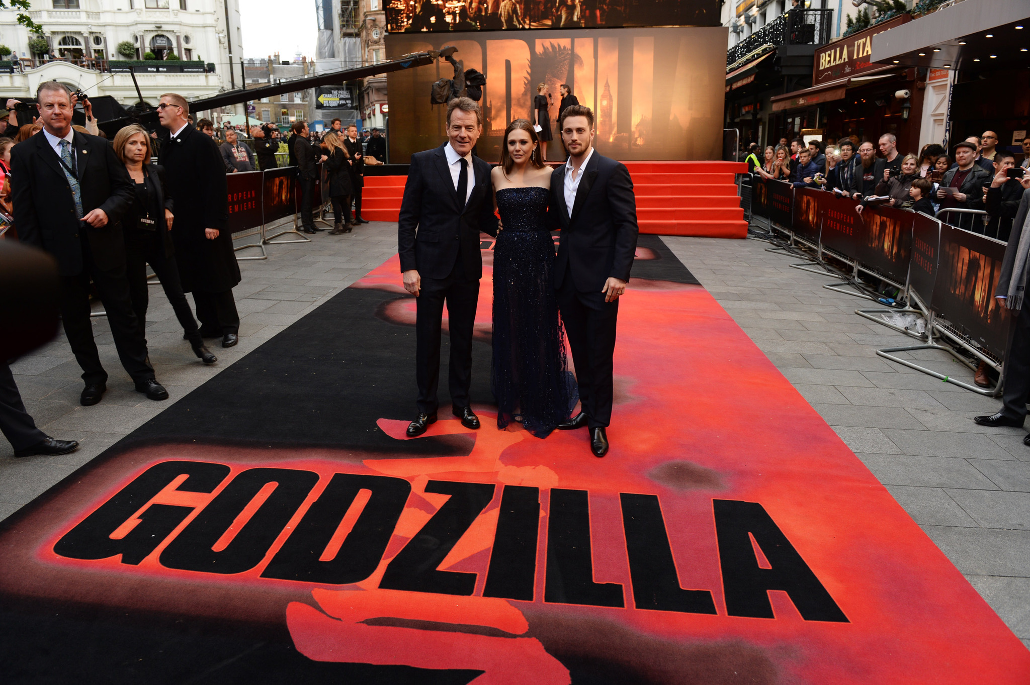 Bryan Cranston, Elizabeth Olsen and Aaron Taylor-Johnson at event of Godzila (2014)