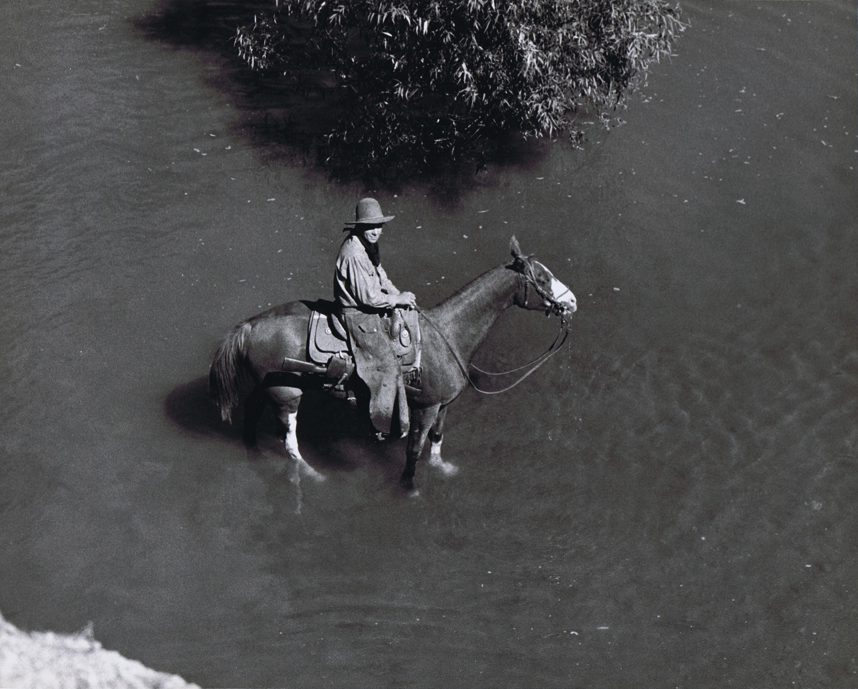 El Dorado (1966), Johnny Crawford and horse relax between takes
