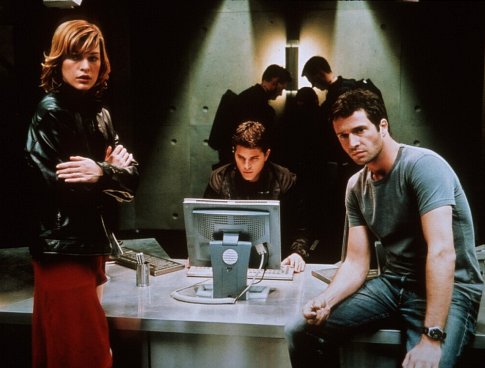 Still of Milla Jovovich, Martin Crewes and James Purefoy in Absoliutus blogis (2002)