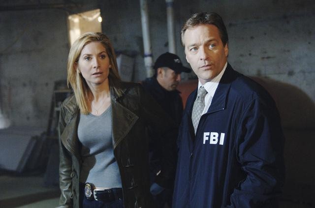 Still of Roark Critchlow and Elizabeth Mitchell in V (2009)