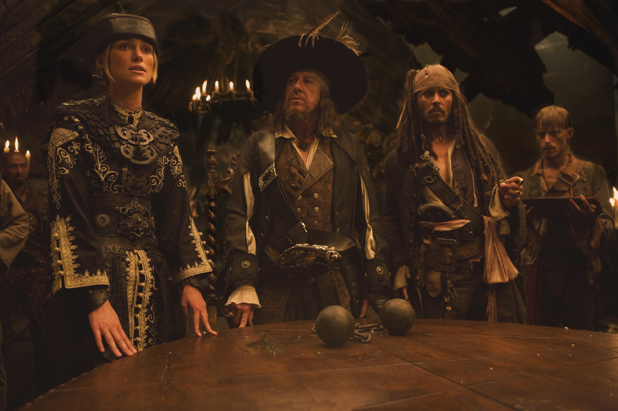 Still of Johnny Depp, Geoffrey Rush, Mackenzie Crook and Keira Knightley in Karibu piratai: pasaulio pakrasty (2007)