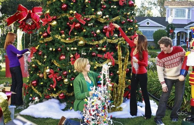 Still of Felicity Huffman, Marcia Cross, Eva Longoria and Kevin Rahm in Nusivylusios namu seimininkes (2004)