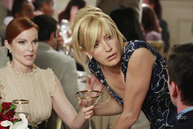 Still of Felicity Huffman and Marcia Cross in Nusivylusios namu seimininkes (2004)