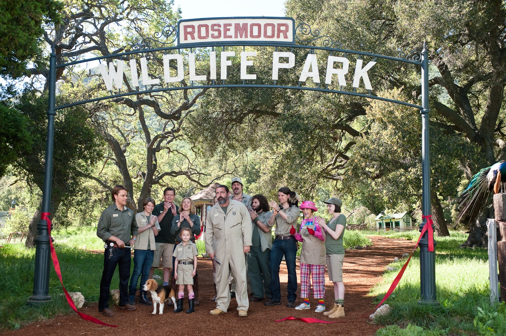 Still of Matt Damon, Thomas Haden Church, Angus Macfadyen, Alice Marie Crowe, Patrick Fugit, Scarlett Johansson, Elle Fanning, Colin Ford, Maggie Elizabeth Jones, Dustin Ybarra and Ben Seeder in Mes nusipirkom zoologijos soda (2011)