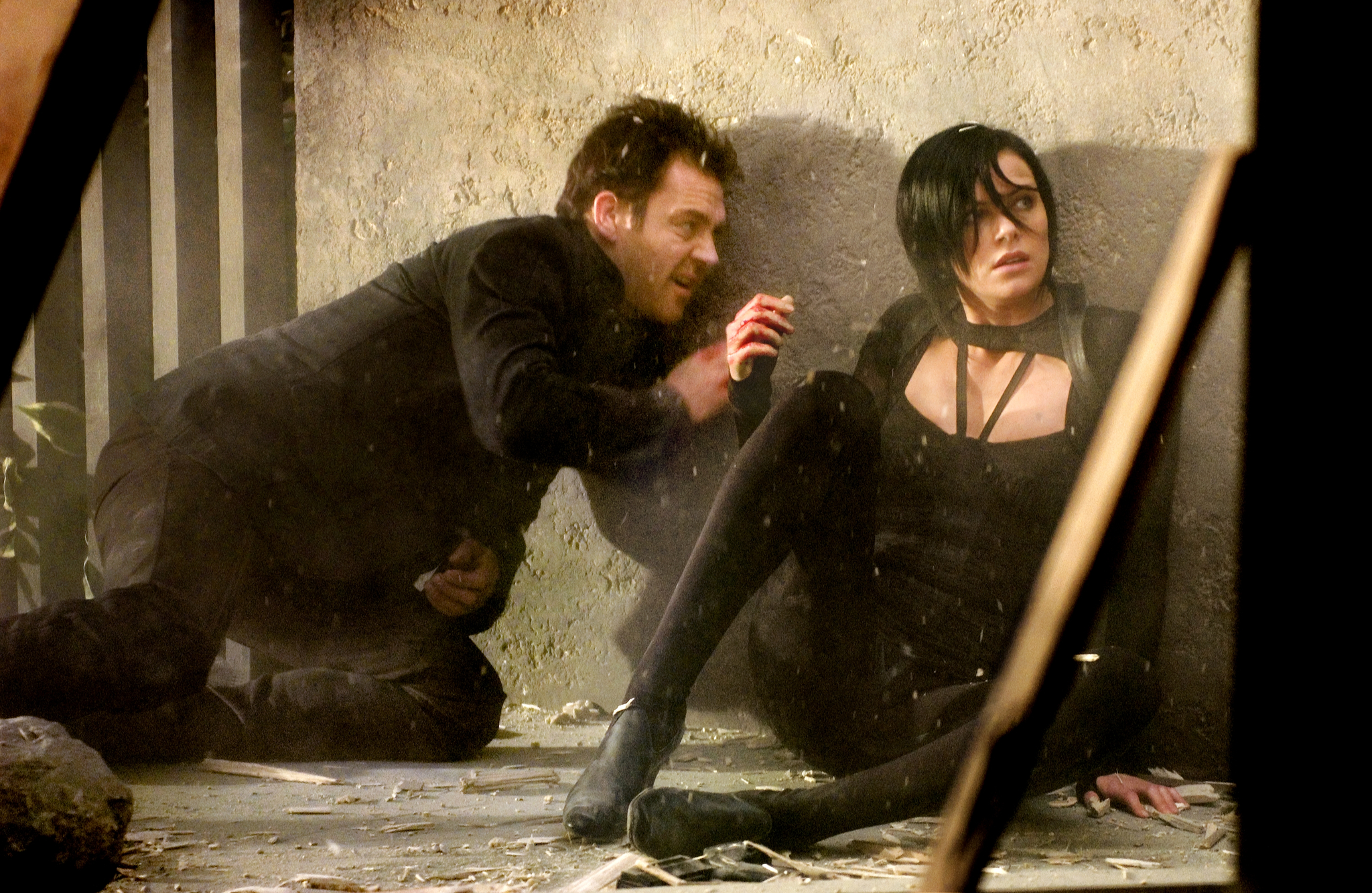 Still of Charlize Theron and Marton Csokas in Æon Flux (2005)