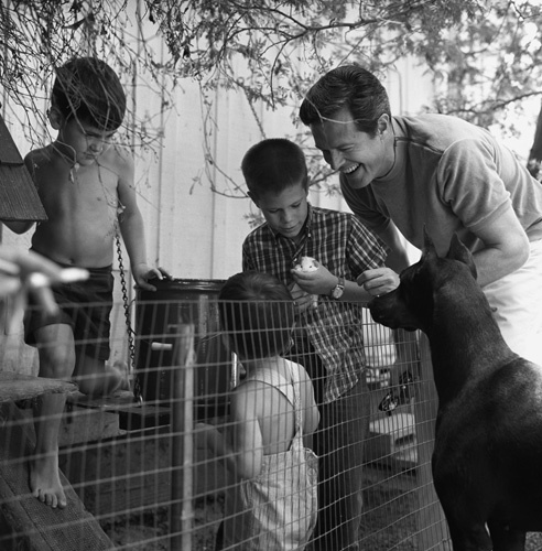 Robert Culp at home with his children circa 1960s