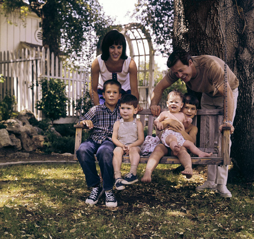 Robert Culp at home with wife Nancy and their children, Joseph, Joshua, Jason and Rachel circa 1960s