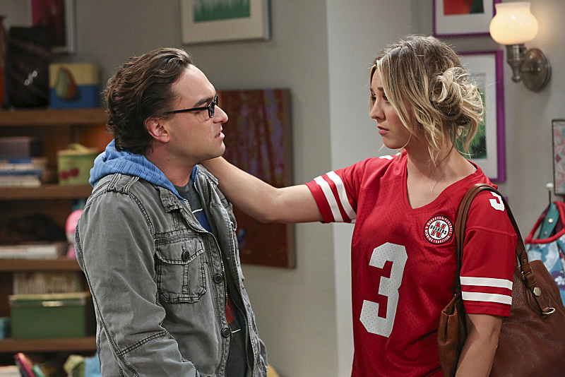 Still of Kaley Cuoco-Sweeting and Johnny Galecki in Didziojo sprogimo teorija (2007)