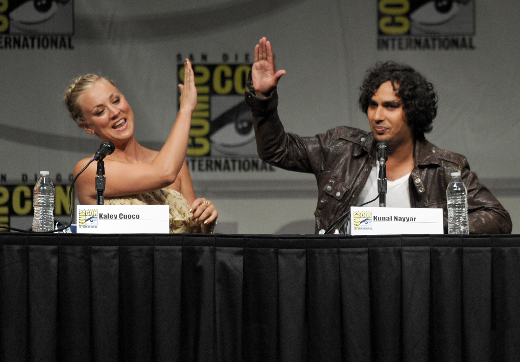 Kaley Cuoco-Sweeting and Kunal Nayyar at event of Didziojo sprogimo teorija (2007)