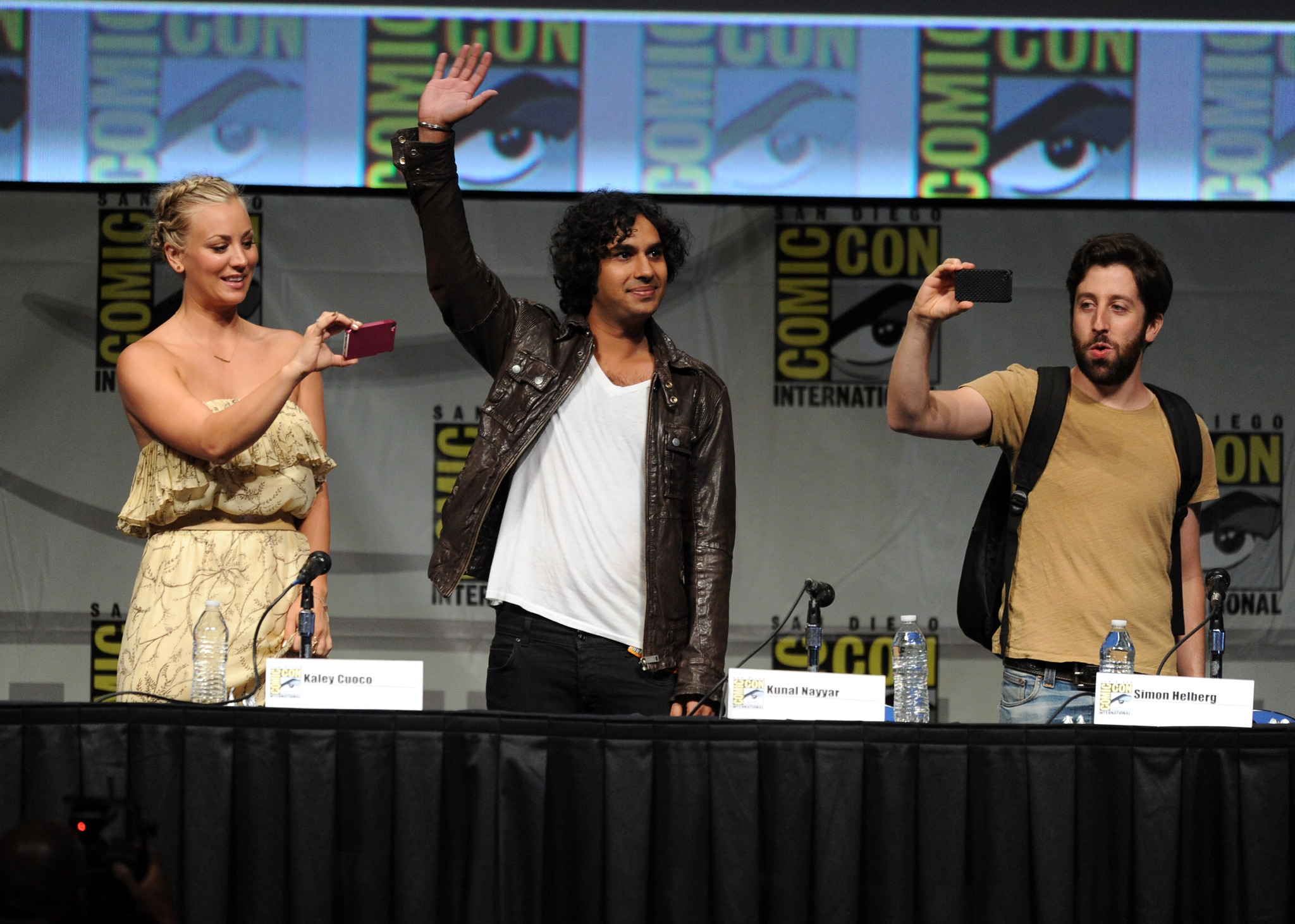 Kaley Cuoco-Sweeting, Simon Helberg and Kunal Nayyar at event of Didziojo sprogimo teorija (2007)