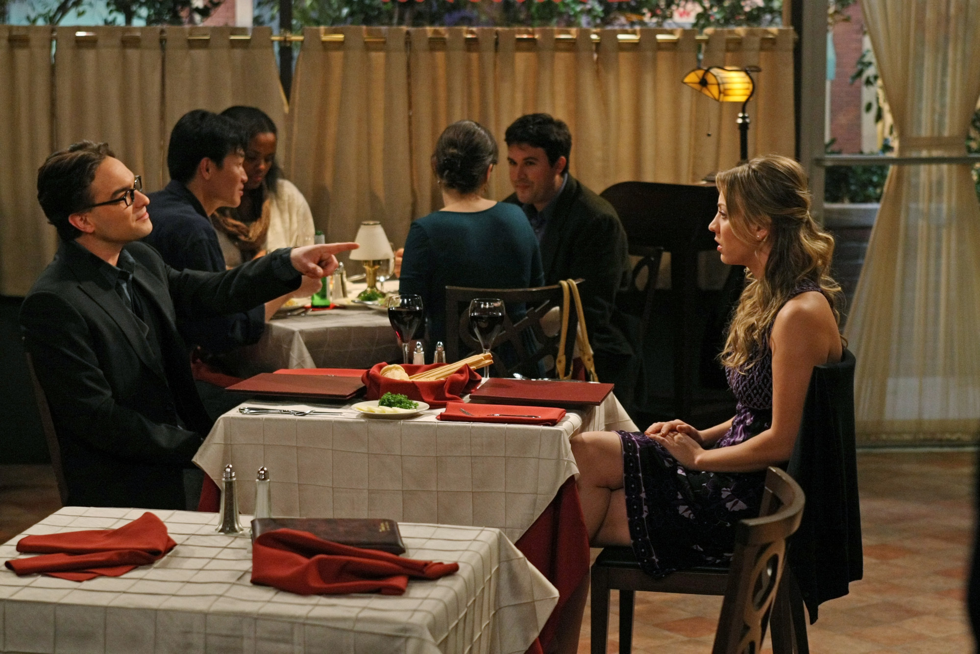 Still of Kaley Cuoco-Sweeting and Johnny Galecki in Didziojo sprogimo teorija (2007)