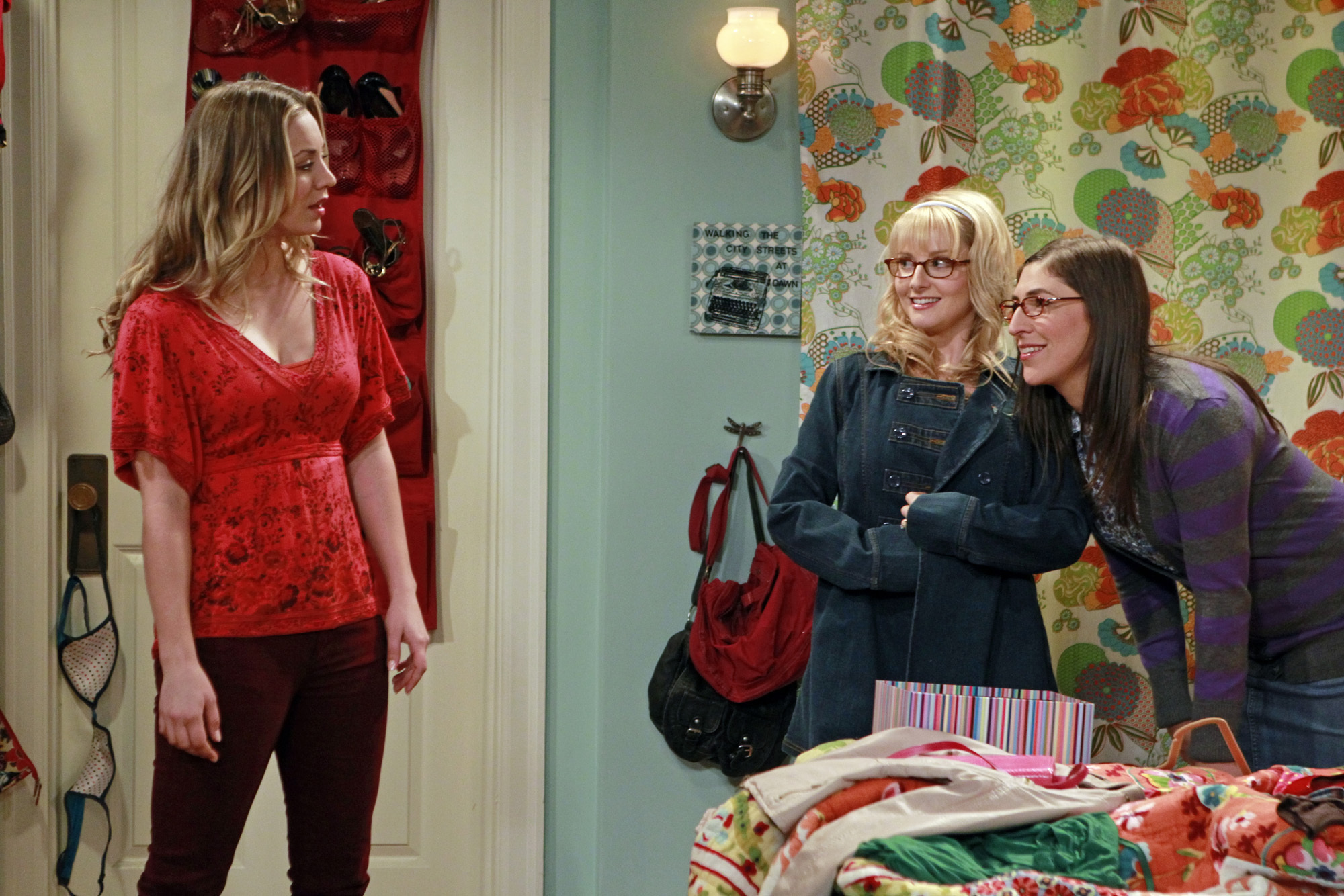 Still of Mayim Bialik, Kaley Cuoco-Sweeting and Melissa Rauch in Didziojo sprogimo teorija (2007)