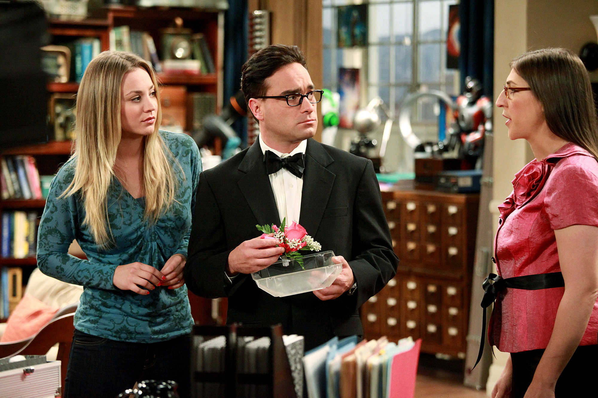 Still of Mayim Bialik, Kaley Cuoco-Sweeting and Johnny Galecki in Didziojo sprogimo teorija (2007)