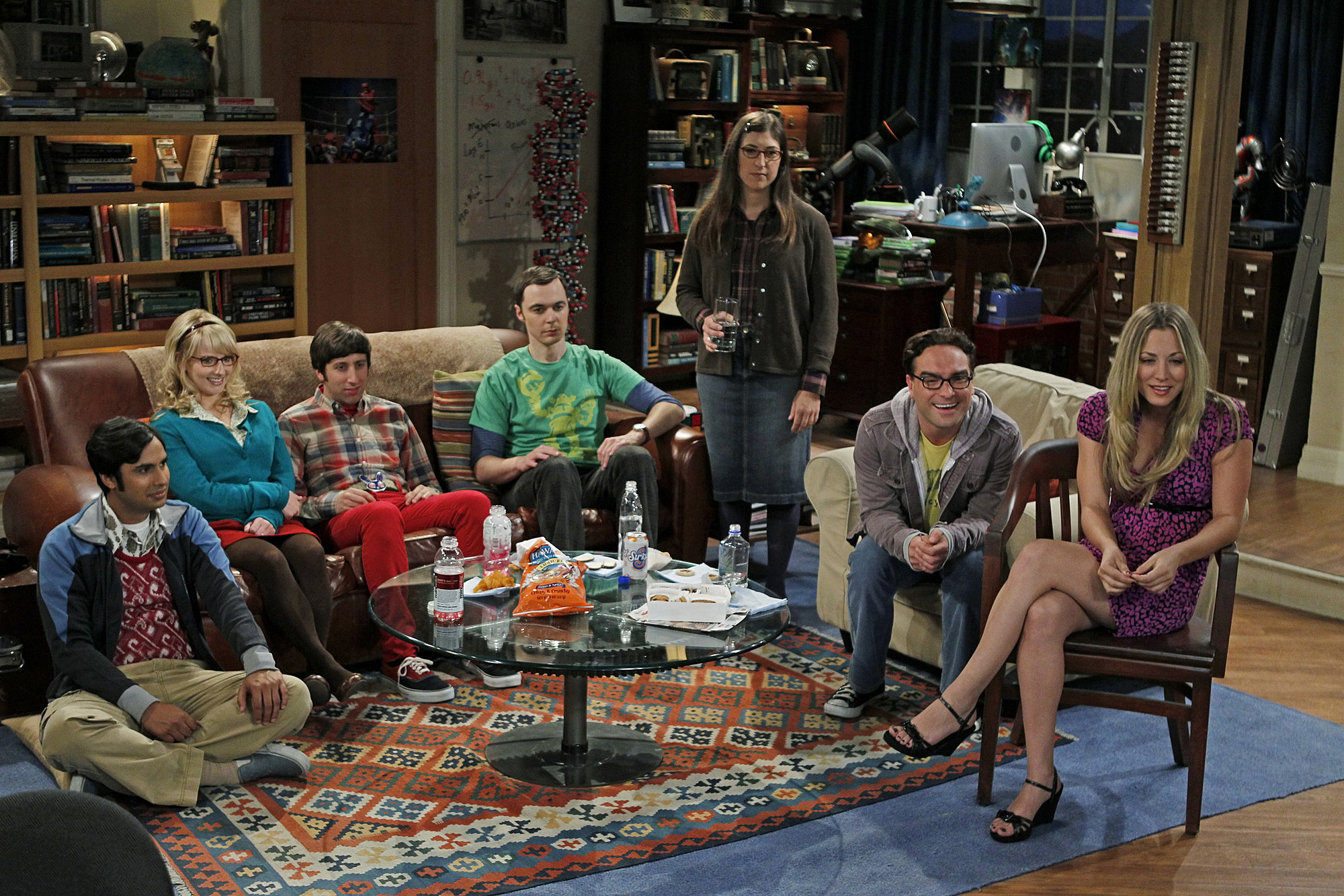 Still of Mayim Bialik, Kaley Cuoco-Sweeting, Johnny Galecki, Simon Helberg, Jim Parsons, Melissa Rauch and Kunal Nayyar in Didziojo sprogimo teorija (2007)