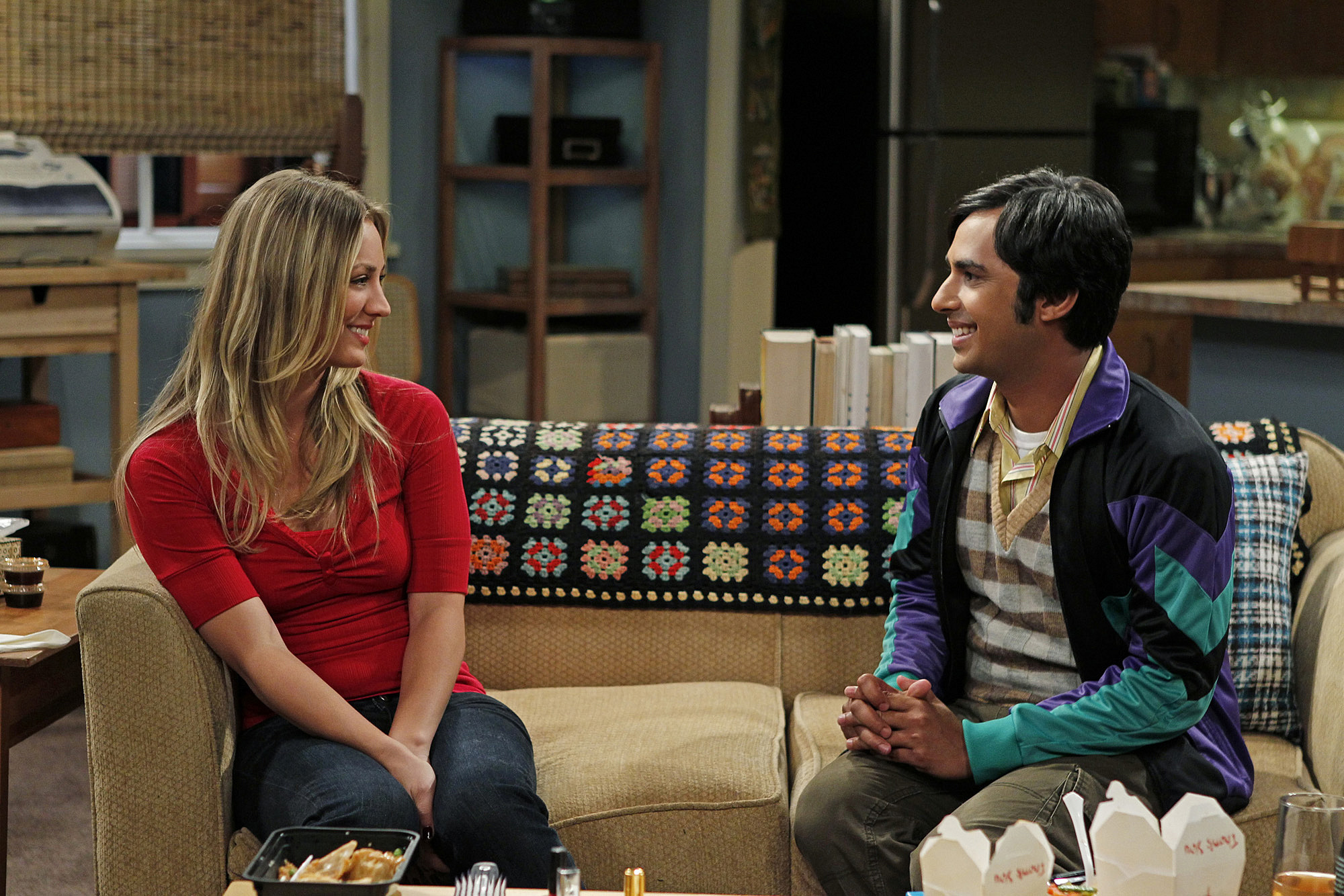 Still of Kaley Cuoco-Sweeting and Kunal Nayyar in Didziojo sprogimo teorija (2007)