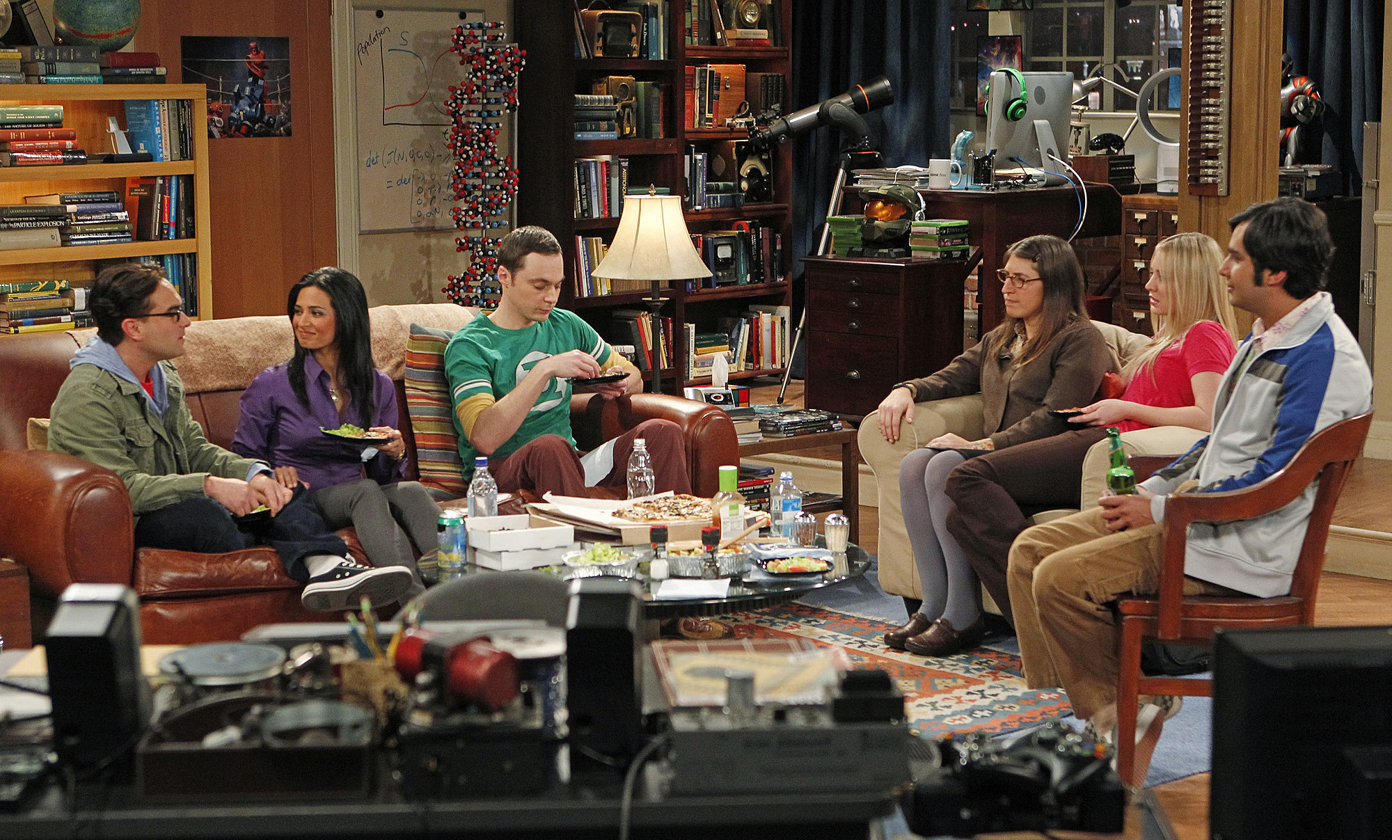 Still of Mayim Bialik, Kaley Cuoco-Sweeting, Johnny Galecki, Jim Parsons, Aarti Mann and Kunal Nayyar in Didziojo sprogimo teorija (2007)