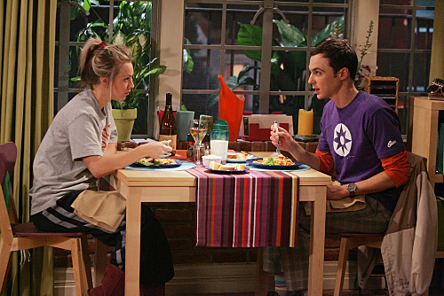 Still of Kaley Cuoco-Sweeting and Jim Parsons in Didziojo sprogimo teorija (2007)