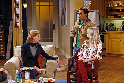 Still of Christine Baranski, Kaley Cuoco-Sweeting and Johnny Galecki in Didziojo sprogimo teorija (2007)