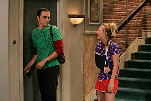 Still of Kaley Cuoco-Sweeting and Jim Parsons in Didziojo sprogimo teorija (2007)