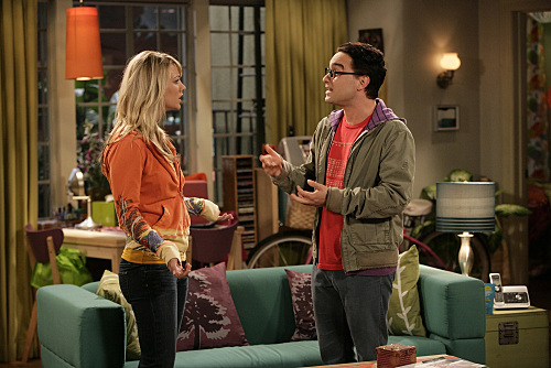 Still of Kaley Cuoco-Sweeting and Johnny Galecki in Didziojo sprogimo teorija (2007)