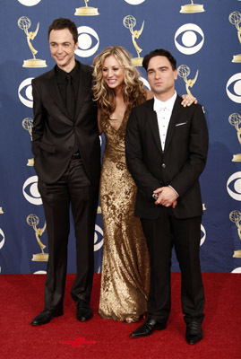 Kaley Cuoco-Sweeting, Johnny Galecki and Jim Parsons at event of The 61st Primetime Emmy Awards (2009)