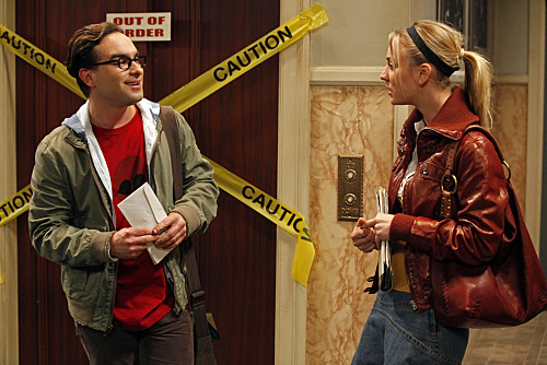 Still of Kaley Cuoco-Sweeting and Johnny Galecki in Didziojo sprogimo teorija (2007)