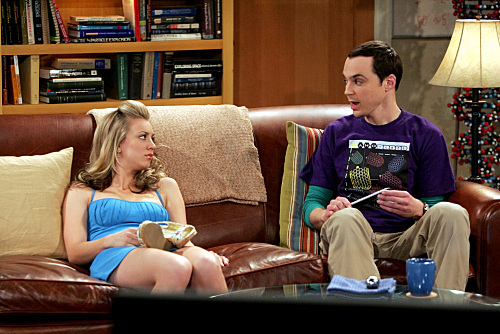 Still of Kaley Cuoco-Sweeting and Jim Parsons in Didziojo sprogimo teorija (2007)