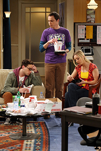 Still of Kaley Cuoco-Sweeting, Johnny Galecki and Jim Parsons in Didziojo sprogimo teorija (2007)