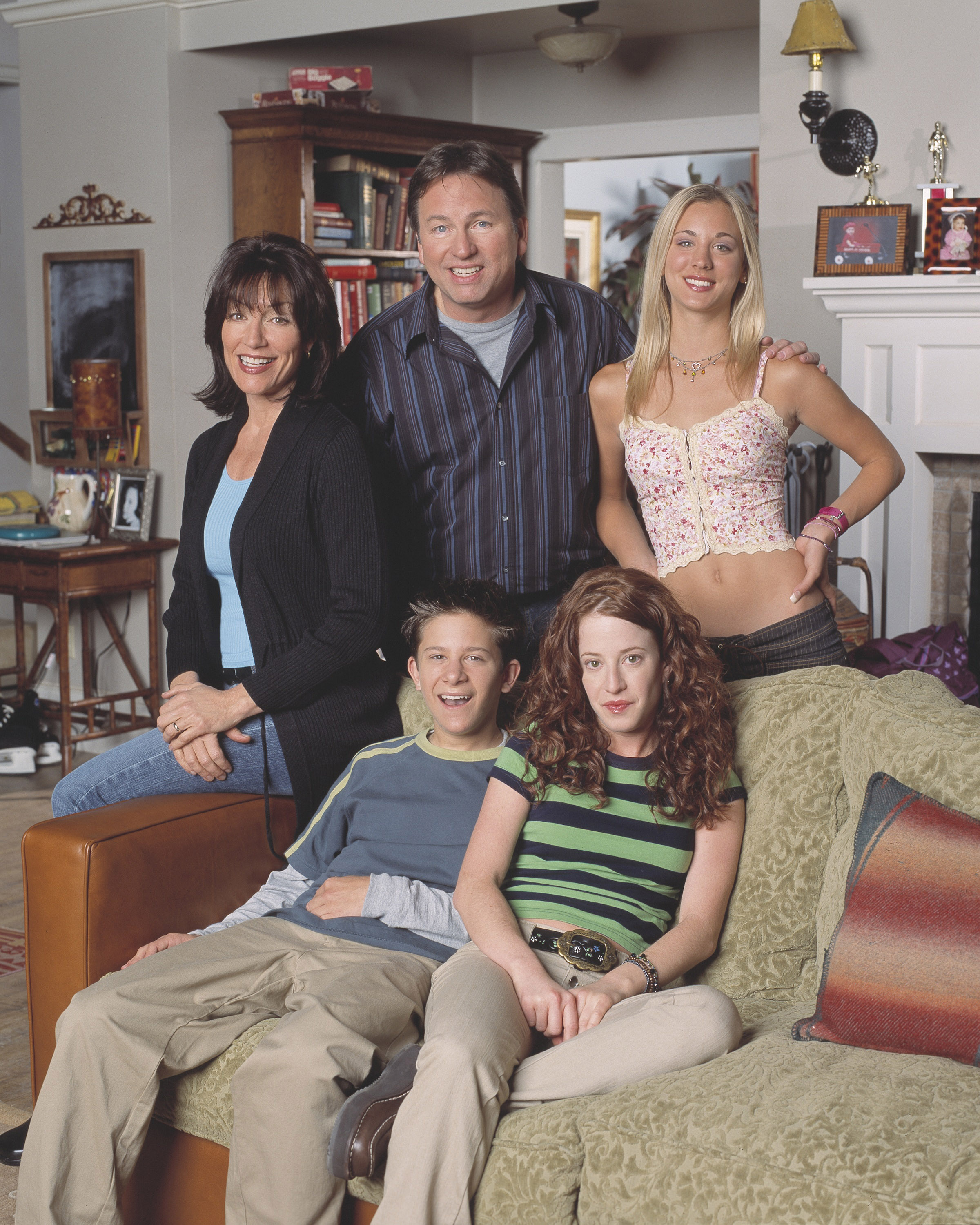 Still of John Ritter, Katey Sagal, Kaley Cuoco-Sweeting, Amy Davidson and Martin Spanjers in 8 Simple Rules... for Dating My Teenage Daughter (2002)