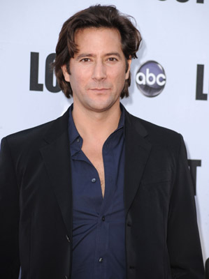 Henry Ian Cusick at event of Dinge (2004)
