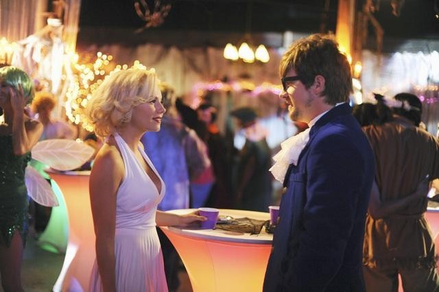 Still of Elisha Cuthbert and Zachary Knighton in Happy Endings (2011)