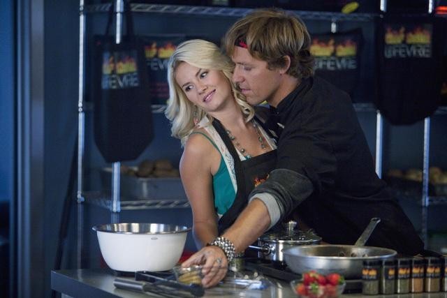 Still of Elisha Cuthbert and Nat Faxon in Happy Endings (2011)