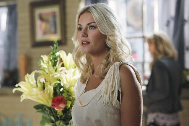 Still of Elisha Cuthbert in Happy Endings (2011)