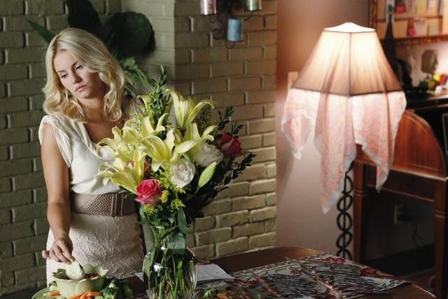 Still of Elisha Cuthbert in Happy Endings (2011)