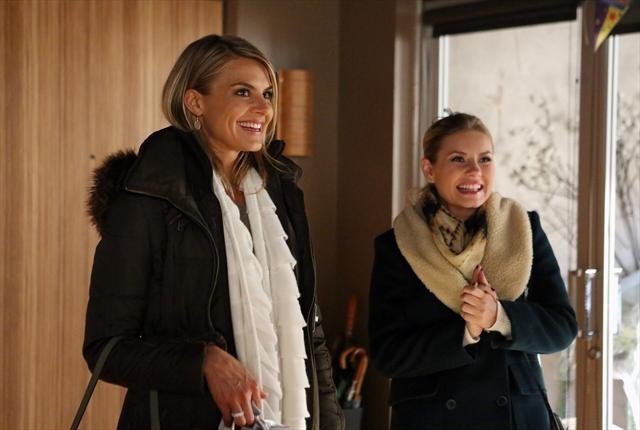 Still of Elisha Cuthbert and Eliza Coupe in Happy Endings (2011)