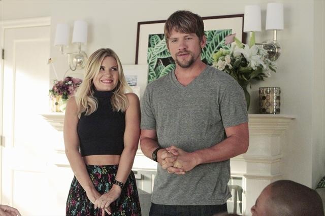 Still of Elisha Cuthbert and Zachary Knighton in Happy Endings (2011)