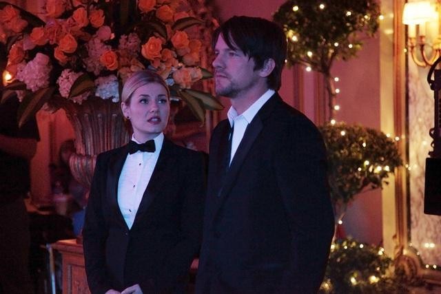 Still of Elisha Cuthbert and Zachary Knighton in Happy Endings (2011)