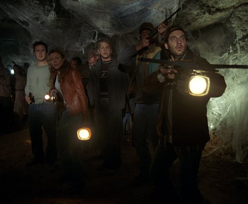 Still of David Arquette, Kari Wuhrer, Matt Czuchry and John Storey in Eight Legged Freaks (2002)