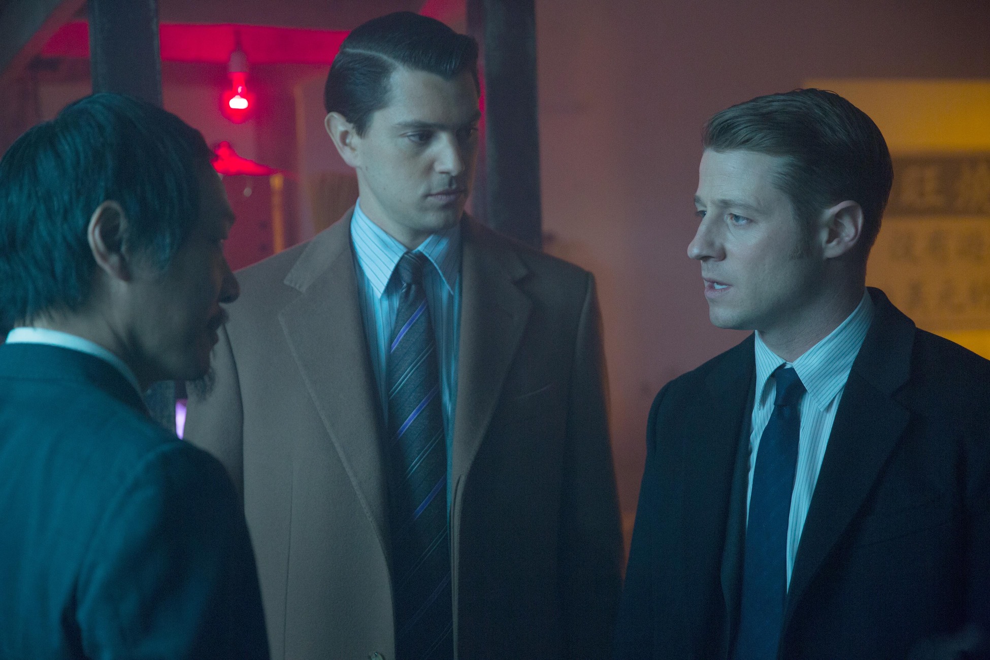 Still of Nicholas D'Agosto, Perry Yung and Ben McKenzie in Gotham (2014)