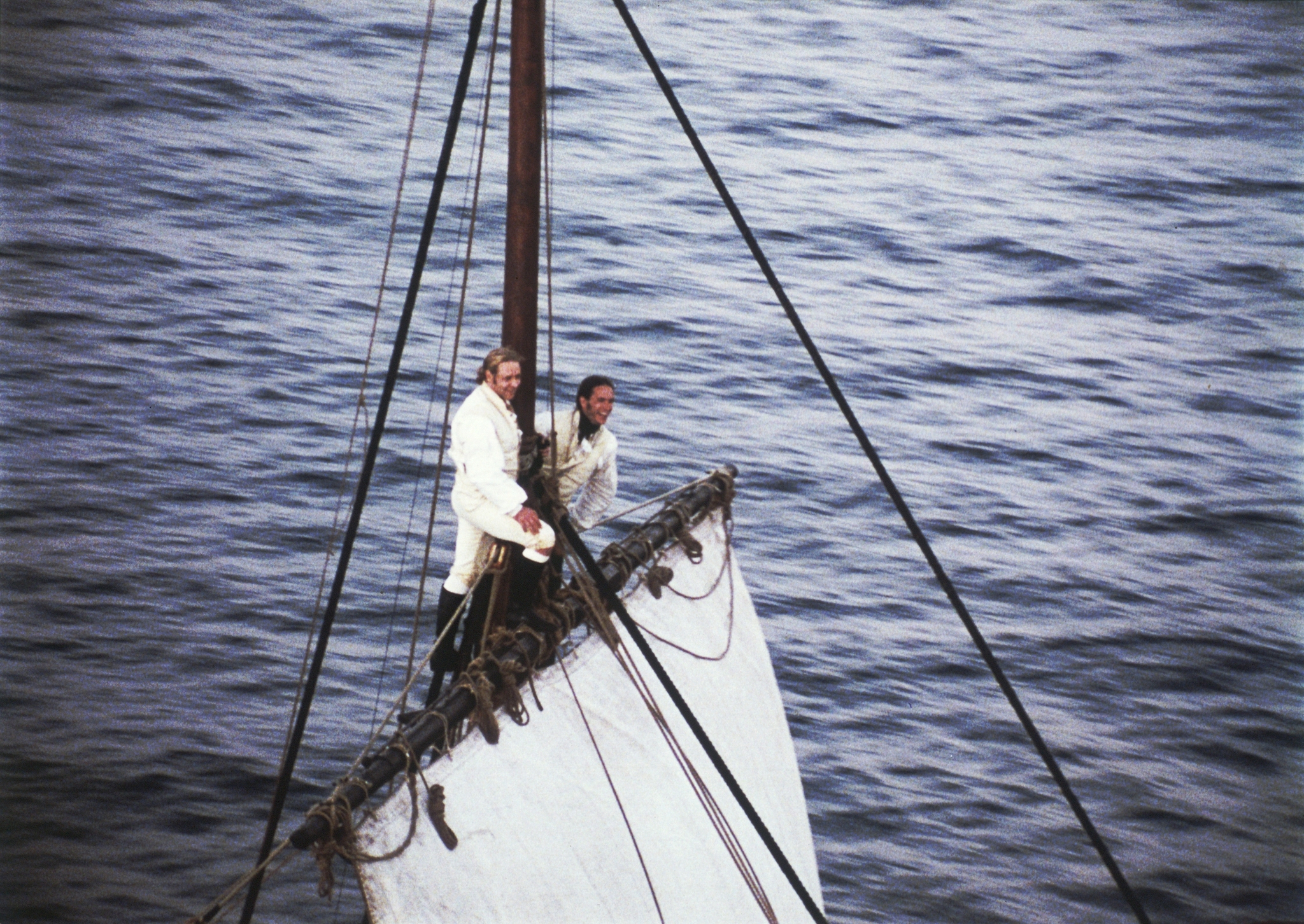 Still of Russell Crowe and James D'Arcy in Master and Commander: The Far Side of the World (2003)