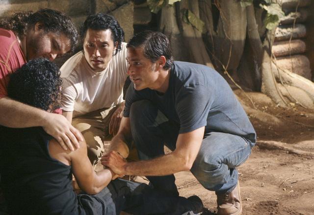 Still of Naveen Andrews, Daniel Dae Kim, Matthew Fox and Jorge Garcia in Dinge (2004)