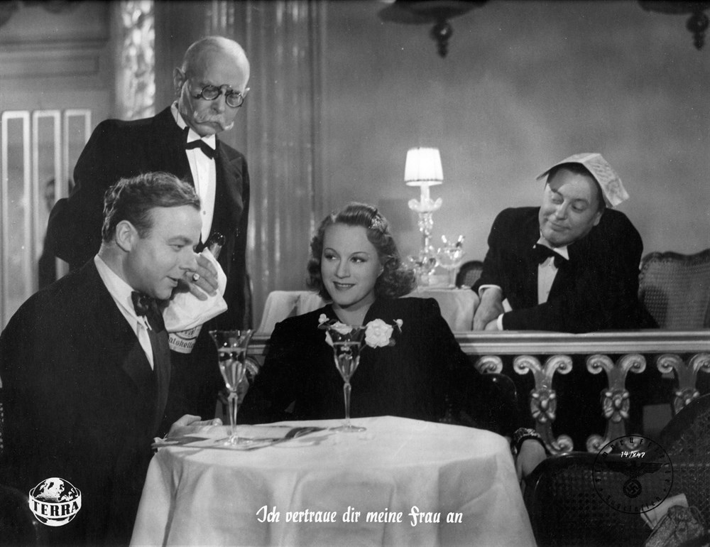 Still of Heinz Rühmann, Paul Dahlke and Adina Mandlová in Ich vertraue Dir meine Frau an (1943)