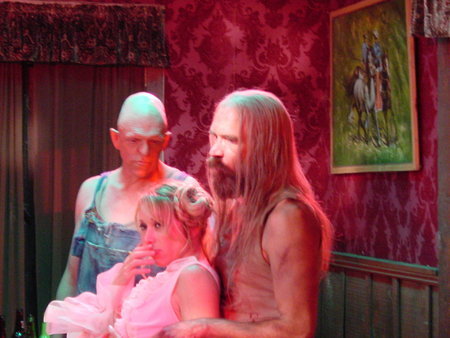 Michael Berryman, Elizabeth Daily and Rob Zombie in The Devil's Rejects (2005)