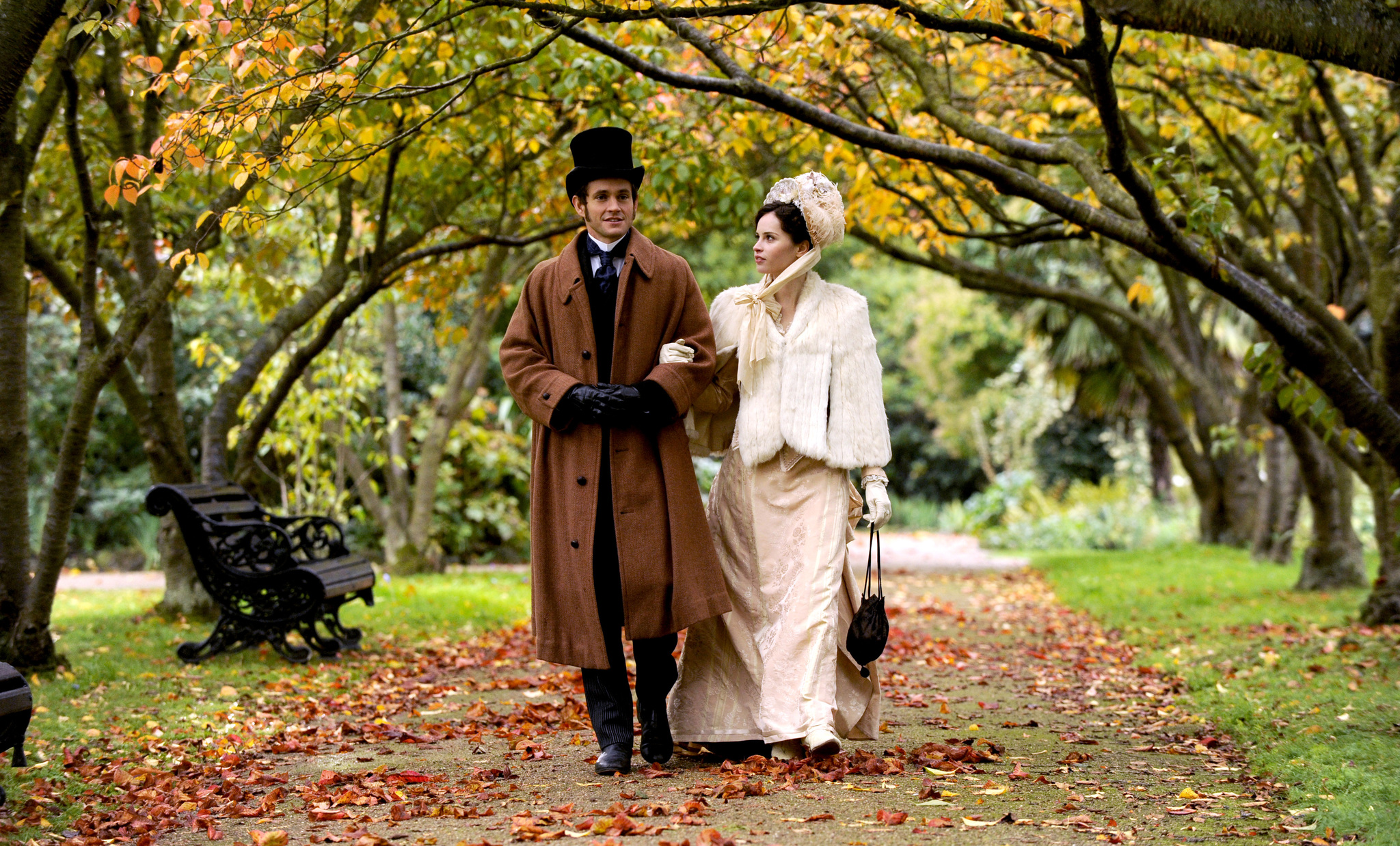 Still of Hugh Dancy and Felicity Jones in Mano didysis O! (2011)