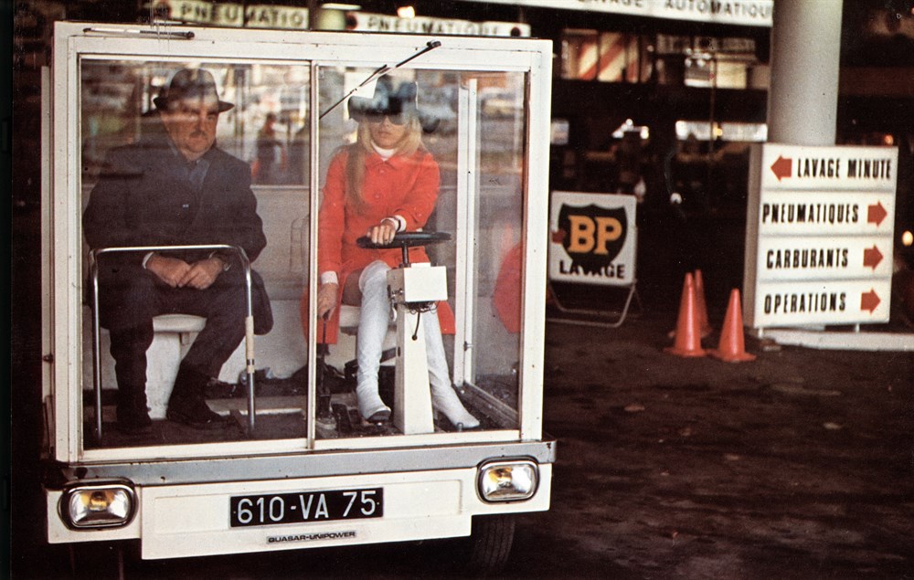 Still of Mireille Darc and Bernard Blier in Elle boit pas, elle fume pas, elle drague pas, mais... elle cause! (1970)