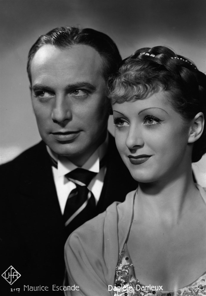Still of Danielle Darrieux and Maurice Escande in Le domino vert (1935)