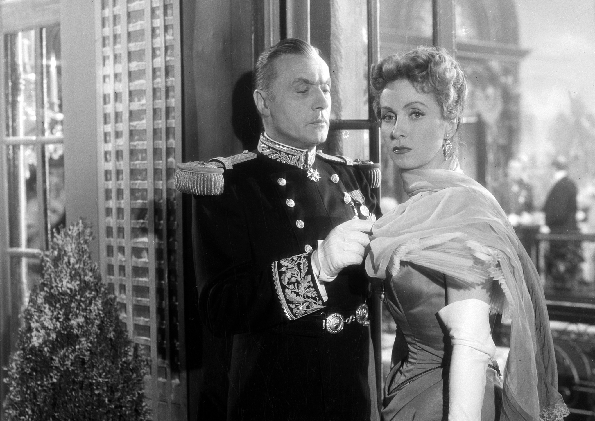 Still of Charles Boyer and Danielle Darrieux in Madame de... (1953)