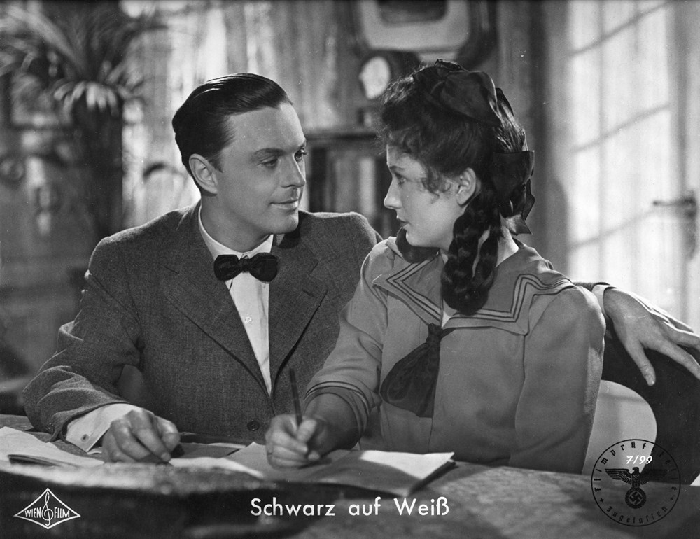 Still of Elfriede Datzig and Hans Holt in Schwarz auf weiß (1943)