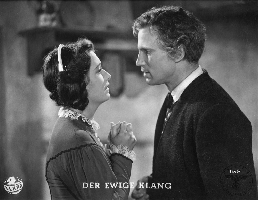 Still of Wilhelm Borchert and Elfriede Datzig in Der ewige Klang (1943)